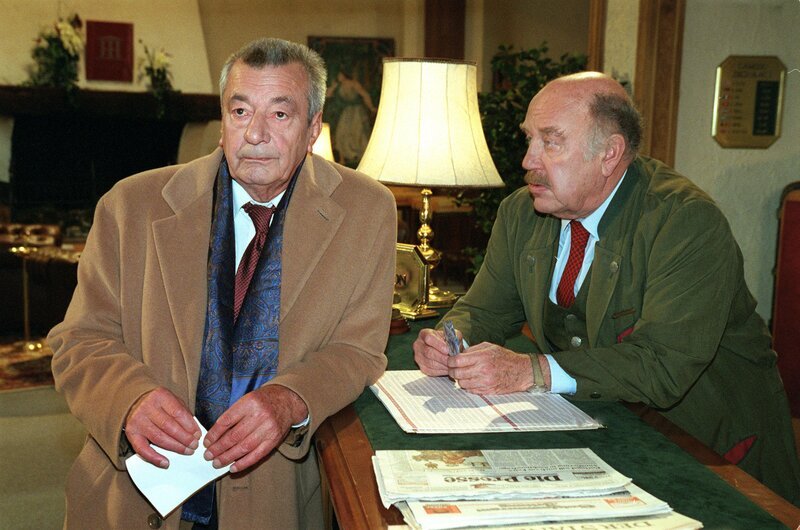 „Schlosshotel Orth“, „Himmelsmächte.“ Während die Vorbereitungen zu Gabis und Jacobs Hochzeit, trotz Abwesenheit des Bräutigams, auf Hochtouren laufen, sucht Georg bei Fanny Trost. Den hat aber auch Fanny nötig, als sie auf unschöne Weise erfährt, was es mit Felix Frau auf sich hat. Schimek bekommt Besuch von einem Jugendfreund Emil. Im Bild (v.li.): Günter Mack (Emil Czikowski), Hans Kraemmer (Josef Schimek). – Bild: ORF/​Hubert Mican