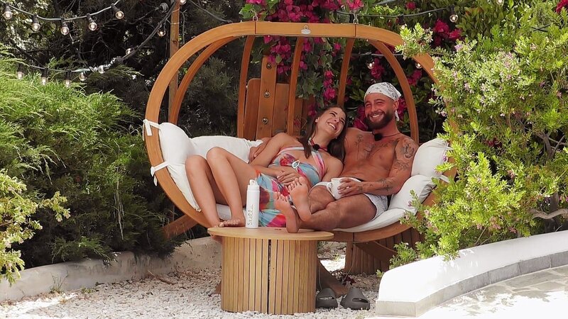 Stella lässt sich von Umut trösten. – Bild: RTLZWEI