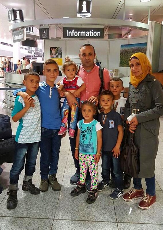 Anwar und seine Familie bei ihrer Ankunft in Deutschland (Sommer 2016) v.l.n.r.: Muhammed, Anwar, Remas, Vater Khalifa, Moussa, Mutter Sumaya, Shadi, Massa© SWR – Honorarfreie Verwendung gemäß AGB im redaktionellen Zusammenhang mit genannter Sendung bei Nennung „Bild: SWR“. Andere Verwendung nur nach Absprache. KiKA Unternehmenskommunikation – bildredaktion@kika.de Telefon: +49.361.218⁠–⁠1826 – Bild: SWR