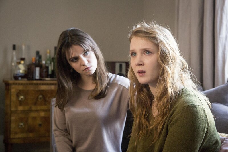 Vanessa Körber (Natalia Rudziewicz, l.); Fiona Weller (Isolda Dychauk, r.) – Bild: ZDF