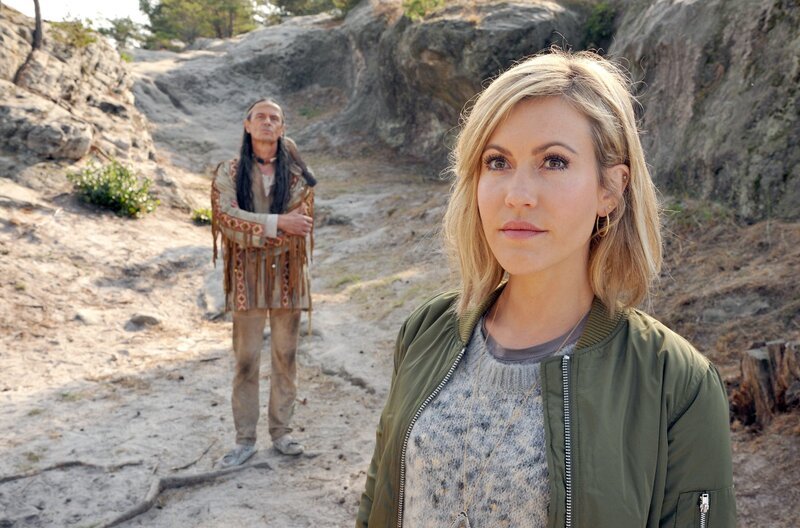 Klara Degen (Wolke Hegenbarth, rechts) trifft in der Harzer Wildnis den Schamanen Adahy (Till Kretzschmar), der sie auf eine neue Spur bringt. – Bild: ARD/​Hardy Spitz