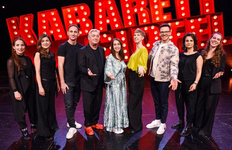 Gernot Kulis (3.v.l.), Lydia Prenner-Kaspar (m.), Martin Frank (3.v.r.), Sonja Pikart (4.v.r.), Andreas Vitasek (4.v.l.) und die Kabarettgipfelband. – Bild: ORF/​E&A Film/​Hubert Mican