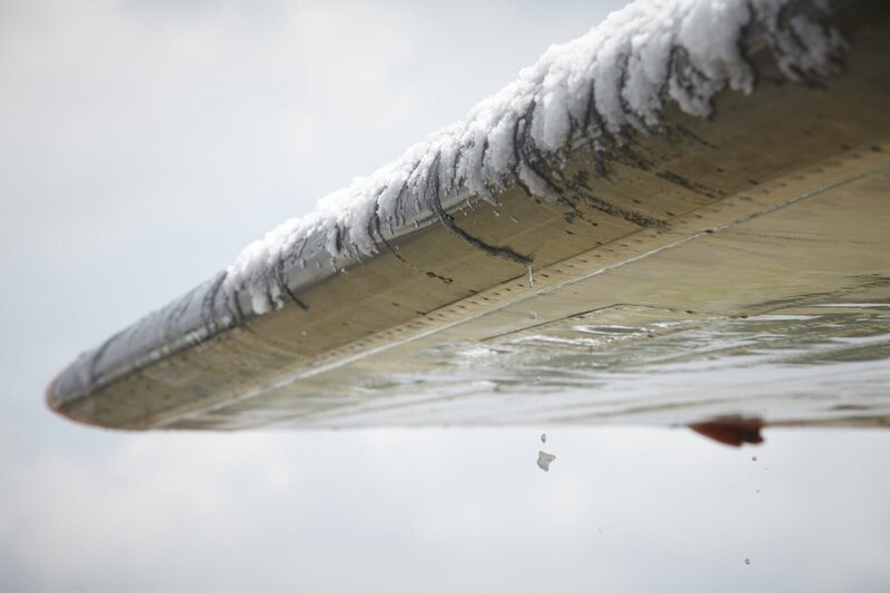 Am 6. Februar 1958 verunglückt ein Flugzeug am Münchener Flughafen, an Bord die Spieler des Fußballclubs Manchester United. Die Ursache für das dramatische Unglück scheint schnell gefunden: Vereiste Tragflächen. Doch der Kapitän hat eine andere Vermutung … – Bild: KA1D /​ Cineflix