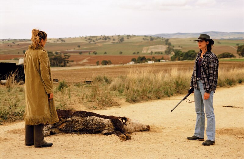 Als Tess (Bridie Carter, l.) bei einem nächtlichen Spaziergang ein Gatter offen stehen lässt und das für den Verkauf bestimmte Vieh ausbüxt, sackt die Stimmung zwischen ihr und ihrer Schwester Claire (Lisa Chappell) auf den Tiefpunkt. – Bild: RTL Passion