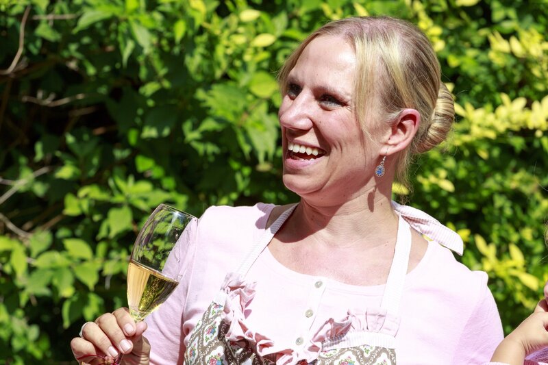 Barbara Birkholz ist gelernte Floristin, hat aber ihren Beruf für ein Leben als Landfrau an den Nagel gehängt. Ihr Hof liegt in der Nähe des Mains, in einem Stadtteil von Stadtprozelten. Zusammen mit ihrem Mann Marco züchtet sie im Nebenerwerb Kaltblut-Pferde; ihre Limosin-Kälber bleiben nach der Geburt bei ihren Müttern und wachsen in Mutterkuhhaltung auf. Außerdem gibt es Esel, Ziegen, Hasen, Hühner und ein Pony. Ein Paradies, nicht nur für Barbaras drei kleine Kinder! – Bild: BR/​megaherz gmbh/​Andreas Maluche