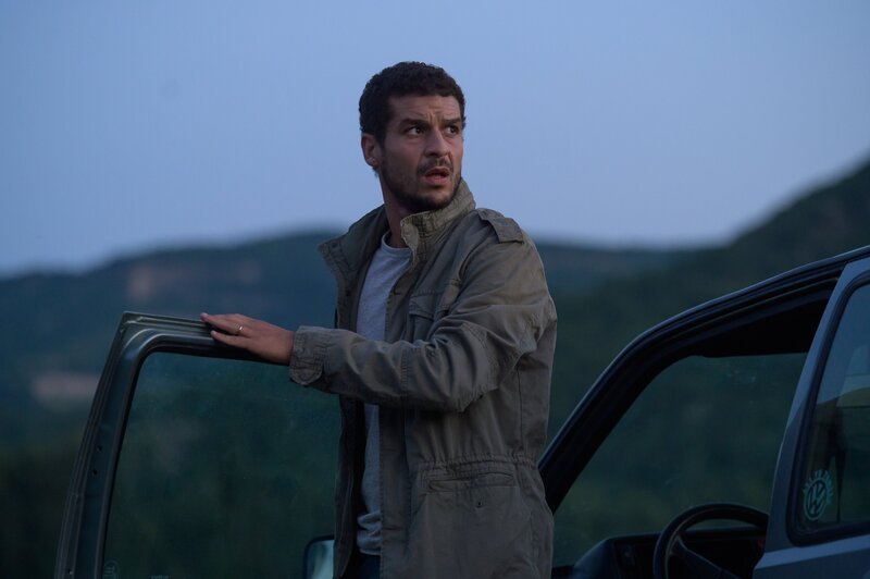 Romain Sauvant (Soufiane Guerrab) sucht nach dem geheimnisvollen Baum aus Diegos Zeichnung. – Bild: François Lefebvre