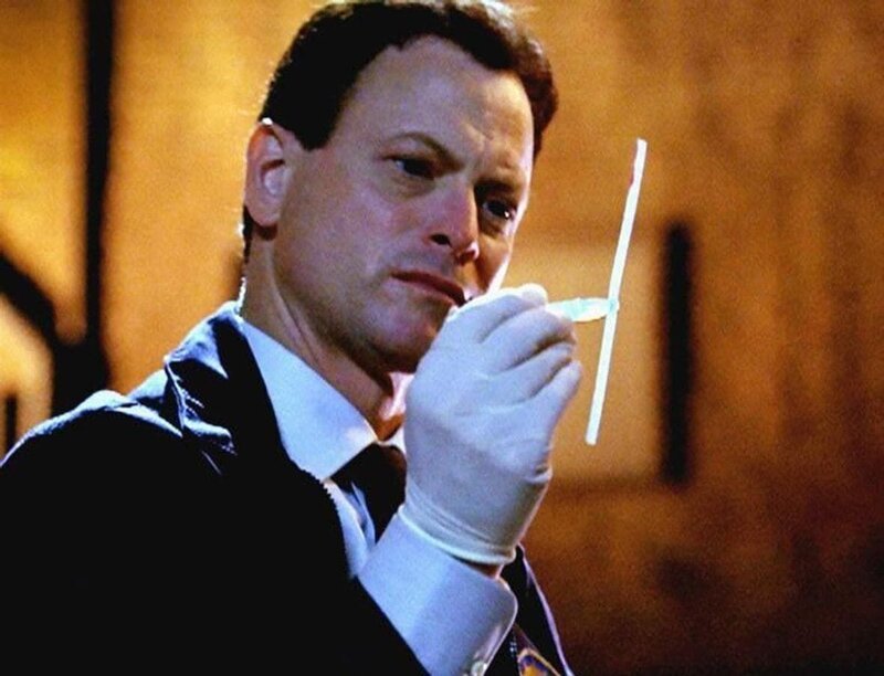 Detective Mac Taylor (Gary Sinise) findet am Tatort Papierfetzen, die ihn zum Tatverdächtigen führen. – Bild: RTL Crime