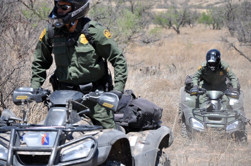 Nogales, Arizona, USA: Border Patrol agents on ATVs through the rugged terrain. – Bild: NGT