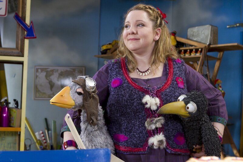 Zugvogel Fridolin ist immer unterwegs. Kaum ist er bei Hexe Elsebö (Mackie Heilmann) und dem Raben Rudi angekommen, will er schon wieder weg – zur großen Enttäuschung von Rudi. – Bild: ZDF/​Christiane Pausch