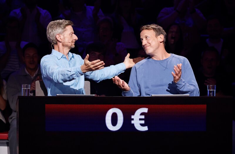 Rateteam-Kapitän Wotan Wilke Möhring (r.) mit Schauspieler und Komiker Michael Kessler (l.). – Bild: ARD/​UFA SHOW & FACTUAL/​Morris Mac Matzen
