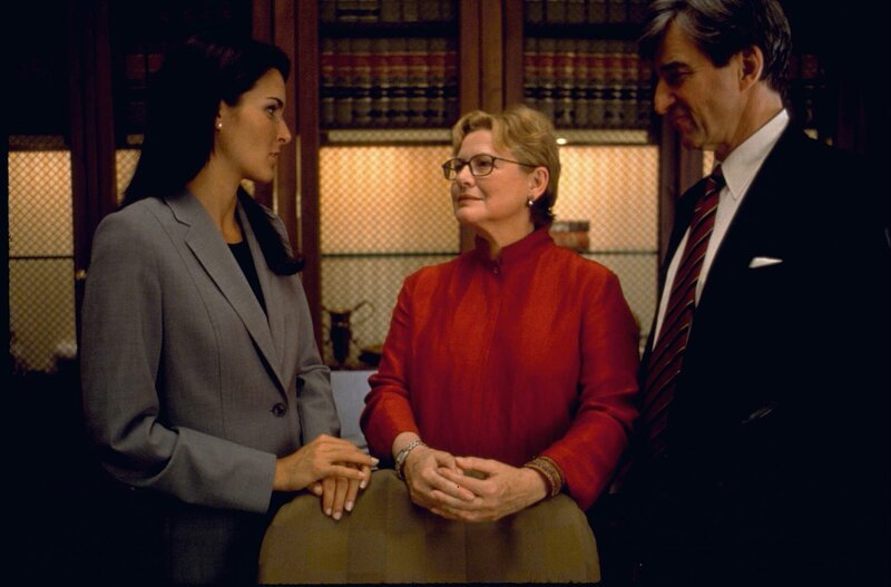 L-R: Abbie Carmichael (Angie Harmon), Nora Lewin (Dianne Wiest), Jack McCoy (Sam Waterston) – Bild: NBC Universal