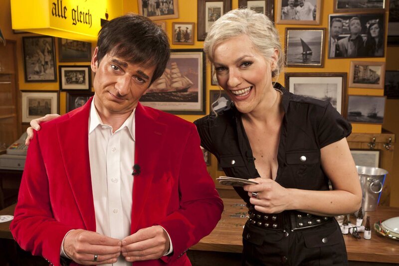 Bei "Switch Reloaded" bleibt niemand verschont: Ina Müller (Martina Hill, r.) und Ranga Yogeshwar (Michael Kessler, l.) ... – Bild: ProSieben Bei "Switch Reloaded" bleibt niemand verschont: Ina Müller (Martina Hill, r.) und Ranga Yogeshwar (Michael Kessler, l.) ... – Bild: ProSieben