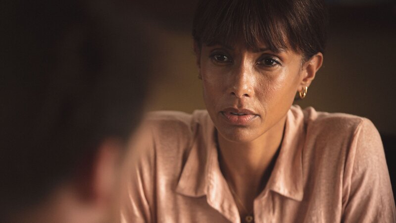 Mélissa (Sonia Rolland) wird von ihren Kollegen eingehend befragt, um den genauen Hergang und die Hintergründe von Alexis Tod aufzuklären. – Bild: ZDF und Dan BEAL