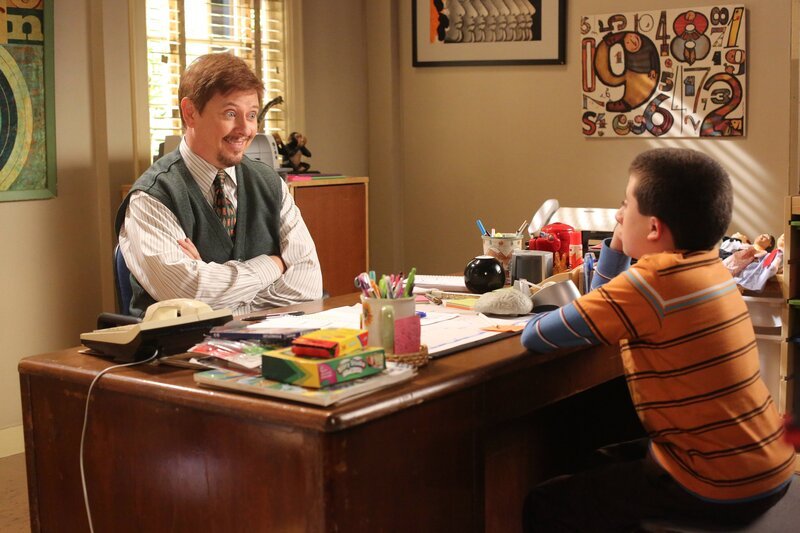 Bricks Therapeut Dr. Fulton (Dave Foley, l.) will Brick (Atticus Shaffer, r.) zeigen, wie er sich anderen Schülern annähern und mit ihnen Freundschaft schließen kann. In der Zwischenzeit stehen Sue und Axl vor der Herausforderung, für ein Schulprojekt zusammen zu arbeiten … – Bild: HBOH