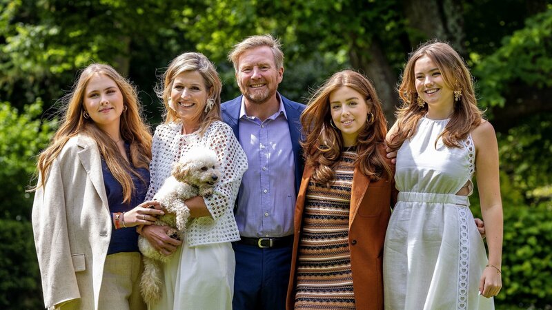 Das sogenannte A-Team der Niederlande: Amalia (l.), Alexia (2.v.r.) und Ariane (r.), die Töchter von König Willem-Alexander (M.) und Königin Máxima (2.v.l.). Was bedeutet es, dass nur eine von ihnen einmal den Thron besteigen wird? – Bild: ZDF und Albert Nieboer