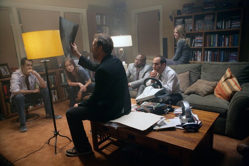 Ein Patient, der dringend operiert werden müsste, jedoch sein Haus nicht verlassen will, bereitet dem Team Kopfzerbrechen (v.l.n.r.): Dr. Lawrence Kutner (Kal Penn), Dr. Remy Hadley (Olivia Wilde), Dr. Gregory House (Hugh Laurie), Dr. Eric Foreman (Omar Epps), Dr. Chris Taub (Peter Jacobson) und Dr. Alison Cameron (Jennifer Morrison) … – Bild: TVP
