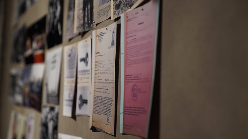 Akten zu Straftätern aus der DDR an einer Pinnwand. – Bild: ZDF und Michael Plundrich Akten zu Straftätern aus der DDR an einer Pinnwand. – Bild: ZDF und Michael Plundrich