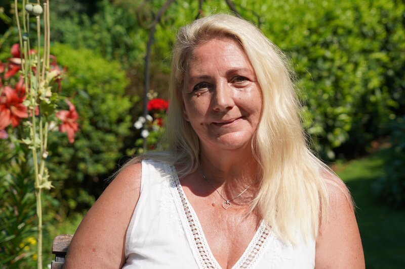 Einen attraktiven Terrassengarten haben sich Isabella Konrad und ihr Mann Günther in Kärnten in Spittal an der Drau geschaffen. Ihre Vision: verträumte Plätze zu schaffen, wo sich Mensch und Tier wohl fühlen. Zentrales Thema ist das Element Wasser und oberstes Gebot im Garten ist ökologisches Gärtnern. – Bild: Leopold Mayrhofer/​Natur im Garten