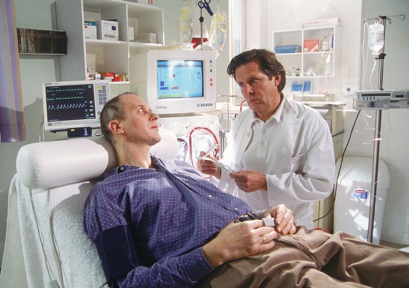 Stefans Patient Wulf Becker (Bernd Dechamps, li.) hat Krebs im Endstadium. Er hofft nur noch, dass er die Geburt seines Sohnes erleben kann. Doch seine Frau ist erst im siebten Monat schwanger. Auf Wunsch des Ehepaares leitet Dr. Frank (Sigmar Solbach) vorzeitig die Geburt ein … – Bild: RTLplus