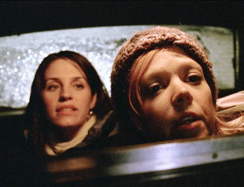 Ein Schneesturm über New York legt die Flughäfen lahm. Ein Taxi bringt Megan (Kristin Vogelsong, l.) und Alice (Emily Bergl) in ein zwielichtiges Hotel in Brooklyn. – Bild: 13th Street