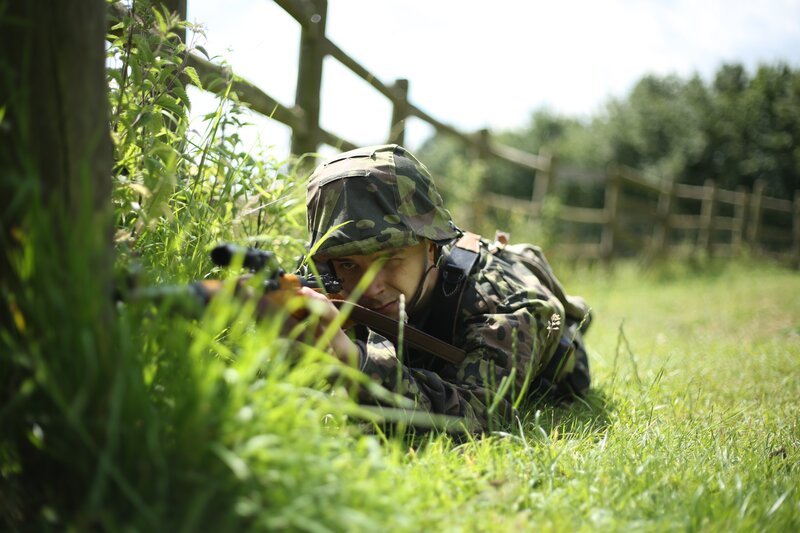 RE-CREATION – Von Kron crawls through the grass with a rifle. He is one of the SS soldiers who was involved in the Le Paradis Massacre. – Bild: DSP tv