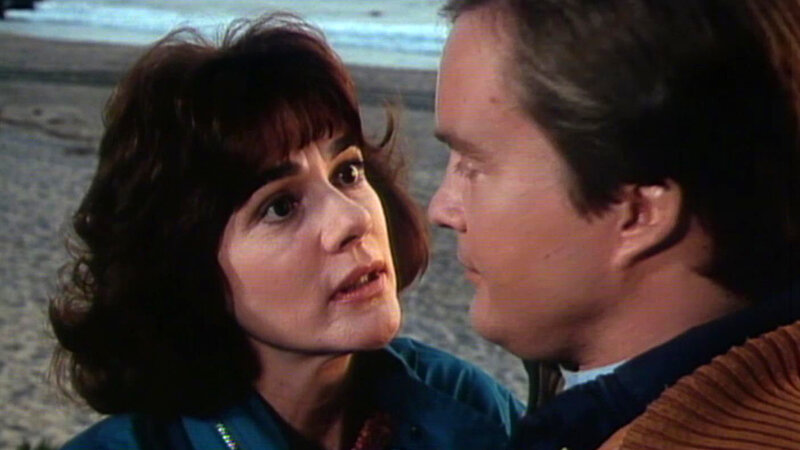 Liebe ist eine Himmelsmacht: Am Strand gestehen sich Diane (Margie Impert) und Scottie ( James Troesh) ihre Liebe. – Bild: Bibel TV