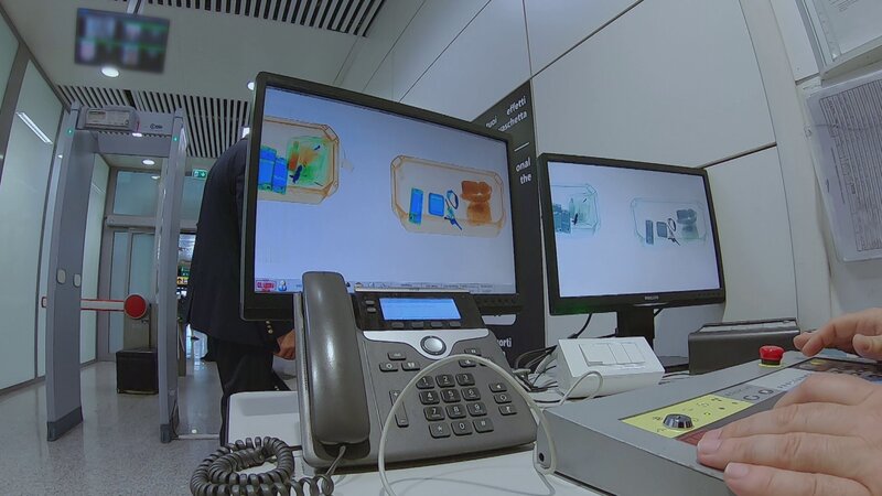 Gepäckscanner am Flughafen. – Bild: Discovery Communications