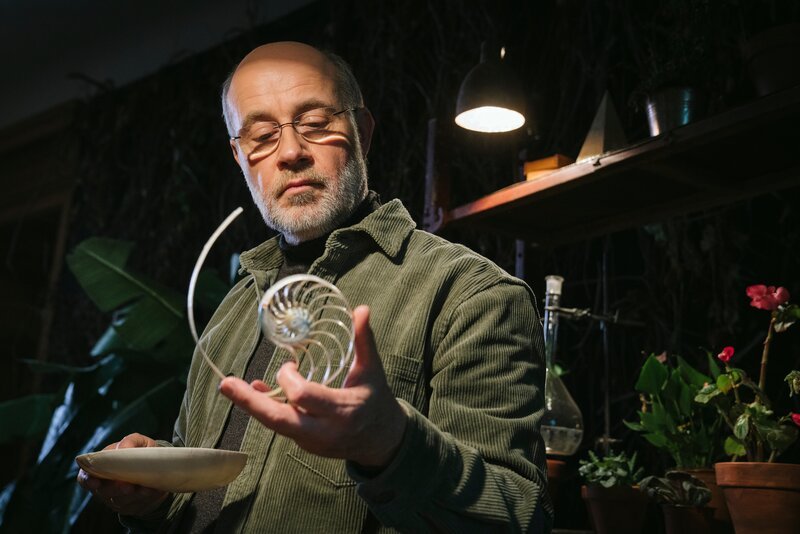 In der zweiteiligen Terra X-Dokumentation „Supercodes – Die geheimen Formeln der Natur“ begibt sich Prof. Dr. Harald Lesch auf die Suche nach den unsichtbaren Gesetzen, die unsere Welt zusammenhalten. – Bild: ZDF und Gatis Indrevics