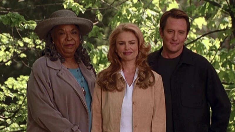 Geruehrt beobachten Tess (Della Reese, l.) Monica (Roma Downey) und Andrew (John Dye, r.) die Versoehnung der Winslow-Familie. – Bild: Bibel TV