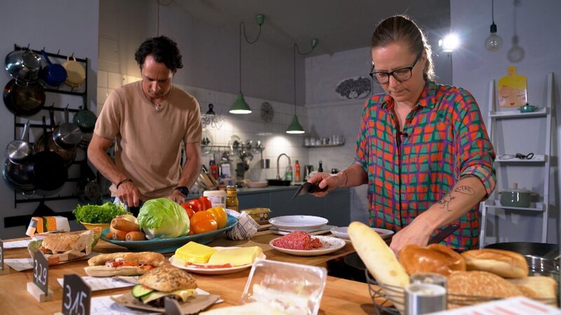 Gekauft gegen selbstgemacht – wie viel kostet es, wenn man selbst Hand anlegt. – Bild: ORF/​One Gate