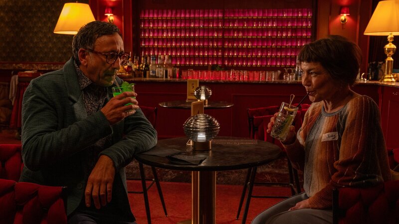 Bei einem Speeddating-Event trifft Jan Arnaud (Mike Zaka Sommerfeldt) auf die sympathische Becky Rothe (Claudia Schmutzler), die sein Interesse weckt. Das Blinddate nimmt jedoch eine dramatische Wendung, als der KTU-Leiter plötzlich zusammenbricht. Schnell wird klar: Jans Drink wurde vergiftet! – Bild: ZDF und Markus Fenchel