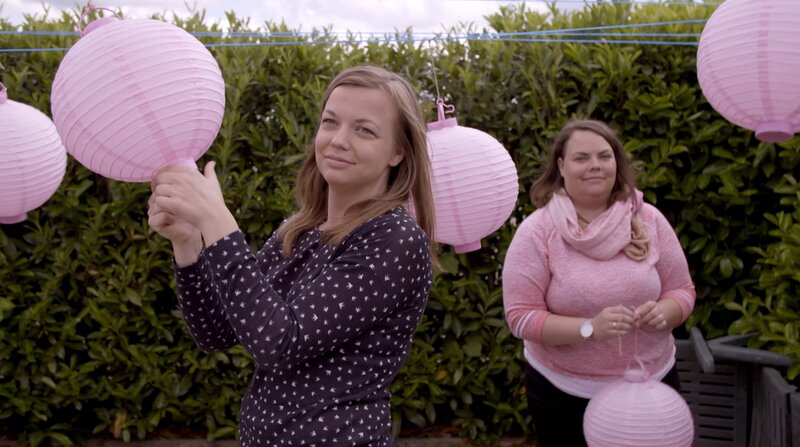 Ihren Polterabend feiert Annemarie zusammen mit ihrer Schwester wie in alten Zeiten. Natürlich dort, wo sie aufgewachsen sind, auf dem Dorf in Mecklenburg. Tradition und Familie haben für beide einen hohen Wert. – Bild: BR/​NDR