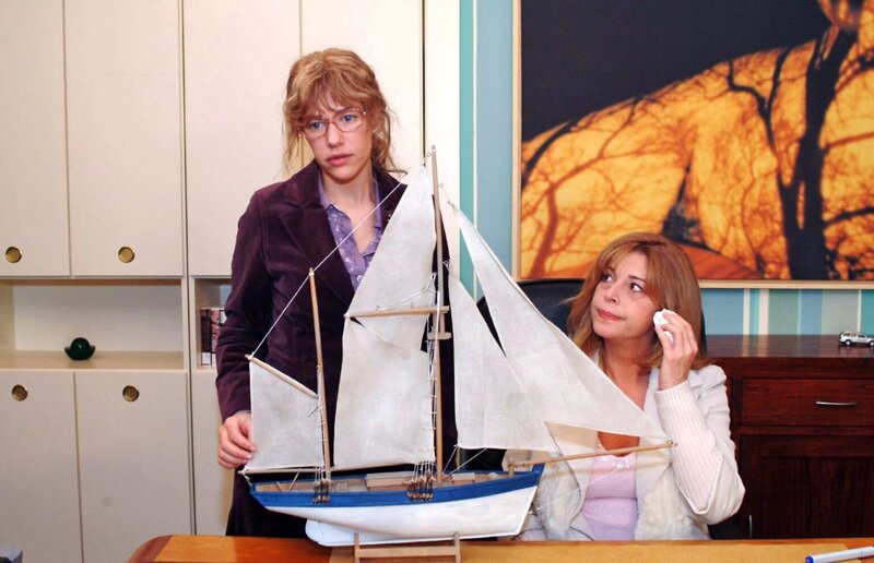 Lisa (Alexandra Neldel, l.) versucht Laura (Olivia Pascal, r.) wieder Mut zu machen. – Bild: Sat.1 emotions