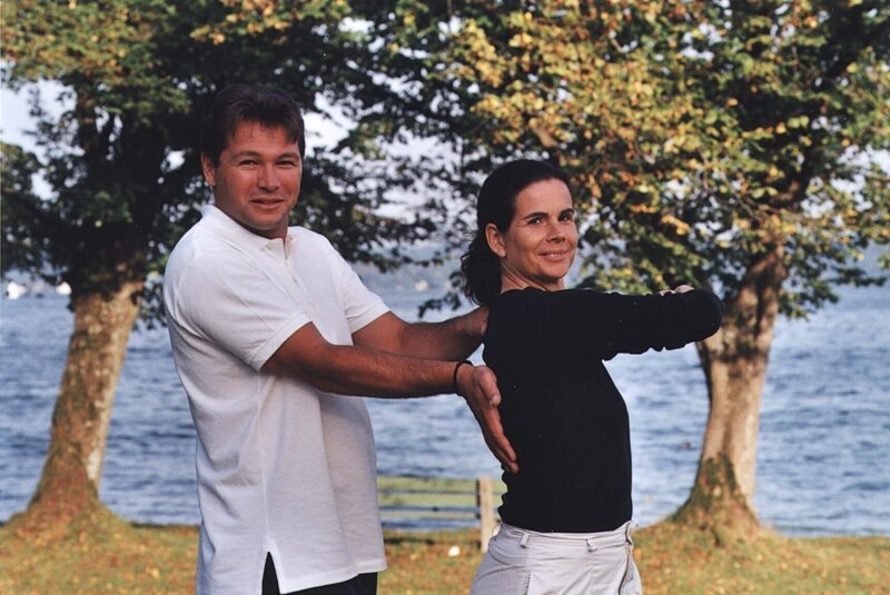 Rückenexperte Andy Fumolo (links) hat ein einfaches, aber wirkungsvolles Training zusammengestellt: Mit Hilfe dieser Übungen können Sie Verspannungen im gesamten Rücken lösen, die Wirbelsäule wird gekräftigt, der Energiefluß in Armen und Beinen wird mobilisiert und die Rückenmuskulatur gestärkt. – Bild: BR/​PSF Film + Video GmbH