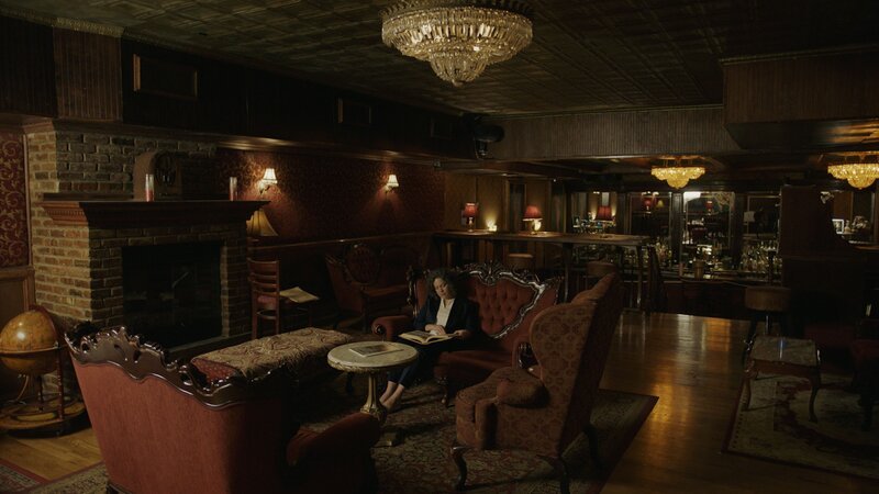 Plüschige Bars und geheime Hinterzimmer sind damals die Treffpunkte der New Yorker Unterwelt. Welche Rolle deutsche Einwanderer dabei spielten, erforscht die Kuratorin Susan Johnson. – Bild: The History Channel /​ ZDF und Arsenij Gusev