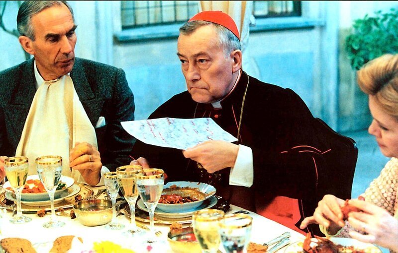 Kurt Gerstein ist Offizier der Waffen-SS und auf chemische und sanitäre Anwendungen spezialisiert. Eingeladen, ein Lager in Polen zu besuchen, entdeckt er mit Entsetzen, dass das Gas, mit dem er die Lager versorgt, das Zyklon B, tatsächlich zur Massenvernichtung der Juden verwendet wird. Er beschließt, den Vatikan zu alarmieren, damit der Papst diese Verbrechen offen verurteilt. Er findet in Berlin ein aufmerksames Ohr in der Person eines Jesuiten, dessen Vater in der Laienhierarchie der Kirche einen hohen Stellenwert einnimmt. Sie gehen beide nach Rom, um den Papst zu alarmieren. – Bild: Marlyse Press Photo / MPP / Pathé Kurt Gerstein ist Offizier der Waffen-SS und auf chemische und sanitäre Anwendungen spezialisiert. Eingeladen, ein Lager in Polen zu besuchen, entdeckt er mit Entsetzen, dass das Gas, mit dem er die Lager versorgt, das Zyklon B, tatsächlich zur Massenvernichtung der Juden verwendet wird. Er beschließt, den Vatikan zu alarmieren, damit der Papst diese Verbrechen offen verurteilt. Er findet in Berlin ein aufmerksames Ohr in der Person eines Jesuiten, dessen Vater in der Laienhierarchie der Kirche einen hohen Stellenwert einnimmt. Sie gehen beide nach Rom, um den Papst zu alarmieren. – Bild: Marlyse Press Photo / MPP / Pathé