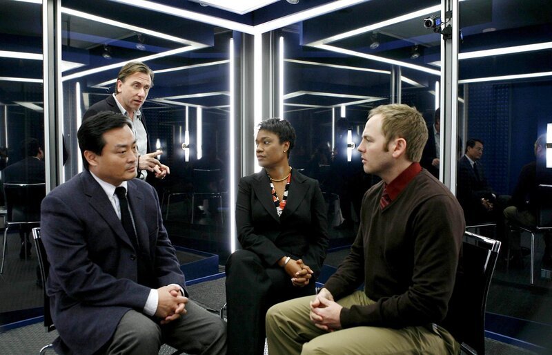 LIE TO ME: Lightman (Tim Roth) questions a group of pharmaceutical chemists in the LIE TO ME episode „The Best Policy“. – Bild: RTL /​ Fox