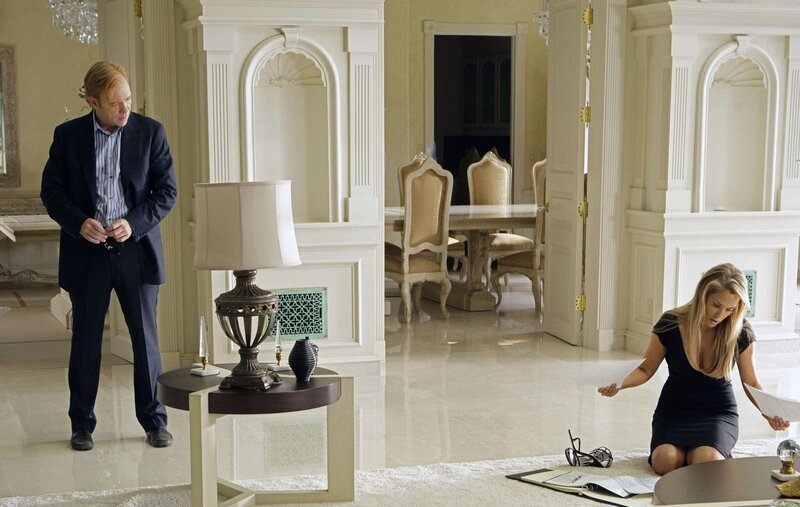Lt. Horatio Caine (David Caruso, l.); Julia Winston (Elizabeth Berkley, r.) – Bild: RTL