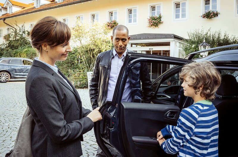 Jerry Paulsen (Peter Marton, M.) spricht vor dem Gasthof zur Post mit Felicitas Beck (Dagny Dewath, l.) während ihr Sohn Florian (Anton Unertl, r.) in den Wagen steigt. – Bild: ARD/BR/Hendrik Heiden/Hendrik Heiden Jerry Paulsen (Peter Marton, M.) spricht vor dem Gasthof zur Post mit Felicitas Beck (Dagny Dewath, l.) während ihr Sohn Florian (Anton Unertl, r.) in den Wagen steigt. – Bild: ARD/BR/Hendrik Heiden/Hendrik Heiden