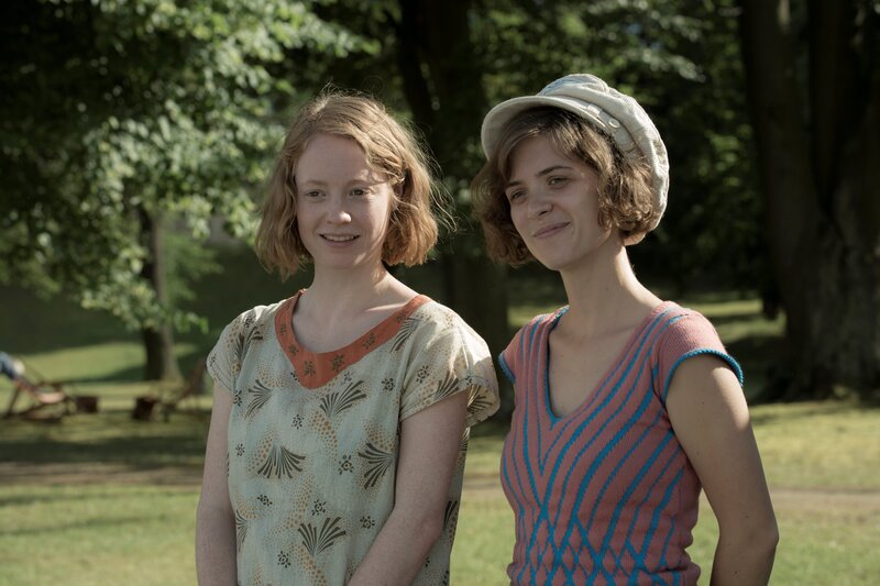 L-R: Greta (Leonie Benesch), Charlotte (Liv Lisa Fries). – Bild: Frédéric Batier/​X Filme