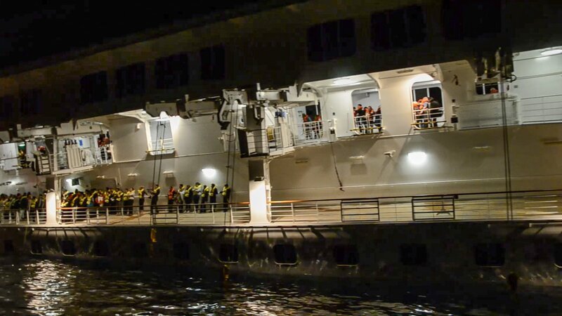 Wie kam es zu dem Unglück? Wie verlief die Rettung der Passagiere? Der Dokumentarfilm „Costa Concordia – Chronik einer Katastrophe“ rekapituliert minutiös die Ereignisse vom 13. Januar 2012. – Bild: ORF/​One Gate/​Zeitsprung Pictures/​Sky Deutschland/​Rai – Radiotelevisione Italiana Spa
