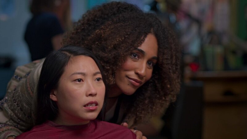 L-R: Nora (Awkwafina), Asha (Tiana Okoye) – Bild: ViacomCBS