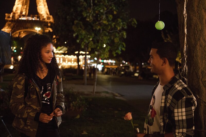 Ines (Eubha Akilade, li.) trifft sich am Abend des Valentinstages mit Pinky (Lawrence Walker, re.) am Fuß des Eiffelturms. – Bild: ZDF und Nicolas Velter
