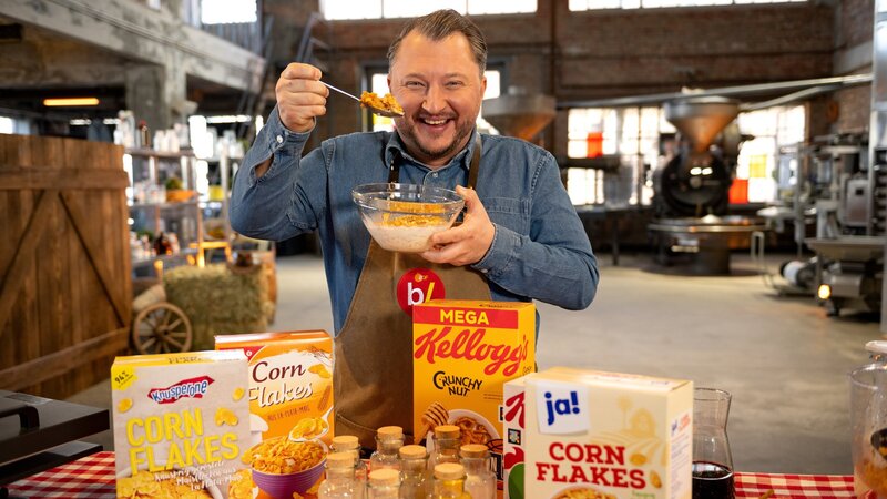 Sebastian Lege deckt die weltweiten Tricks der Lebensmittelindustrie auf: Kellogg’s, Cola und Co. Was steckt drin, was steckt dahinter? – Bild: Lars Döring /​ ZDF