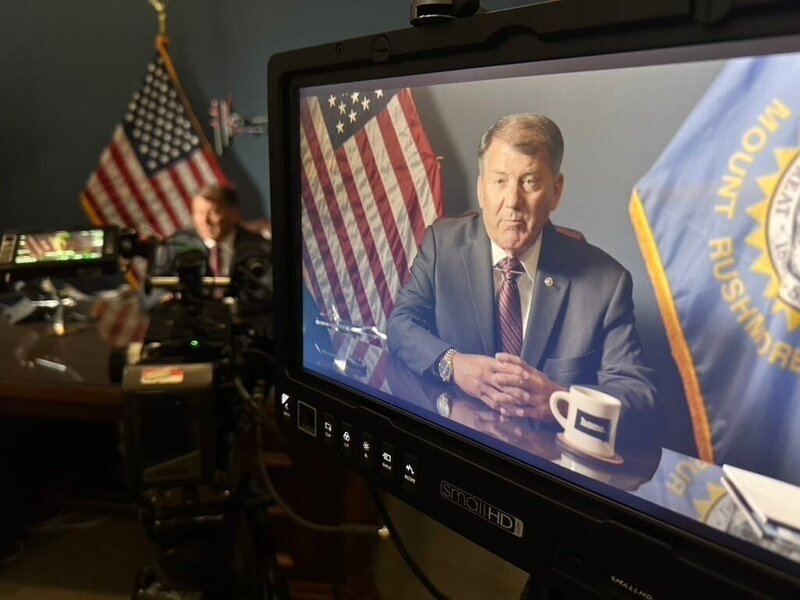 Senator Mike Rounds wird in seinem Büro in Washington interviewt. – Bild: National Geographic