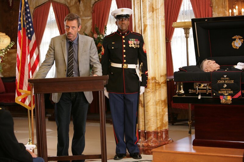 Nachdem sich House (Hugh Laurie, l.) anfangs geweigert hat, zur Beerdigung seines Vaters zu fahren, hält er sogar eine Trauerrede. Kann er sich seinen Zynismus ausnahmsweise verkneifen? – Bild: ATV2