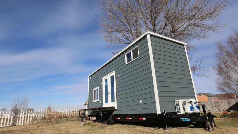 Tiny house owners Jake and Nina are so thrilled to be starting the next chapter of their life together in their very own tiny home that’s helping them lead a life full of memories and experiences rather than things, as seen on Tiny House, Big Living. – Bild: DIY Network/​Scripps Networks, LLC.