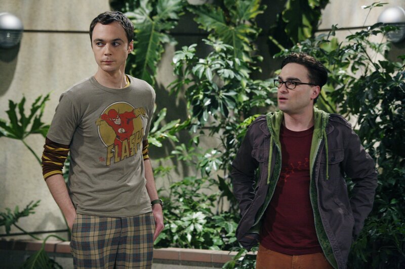 Die begnadeten Physiker Leonard (Johnny Galecki, r.) und Sheldon (Jim Parsons, l.), die sich eine Wohnung teilen, bewegen sich so sehr in der Welt der Quantenphysik, dass sie an der realen Welt ein wenig vorbeileben. Bis eines Tages Penny in die Nachbarwohnung einzieht … – Bild: ProSiebenSat.1 Media SE