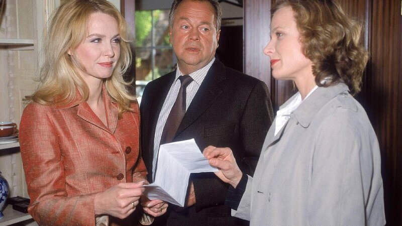 Kommissar Kehler (Wolfgang Bathke) und Staatsanwältin Clausen (Brigitte Beyerler, re.) zeigen Frau Behrend (Claudia Messner) den Haftbefehl für ihren Mann. – Bild: MG RTL D /​ Rolf Baumgartner