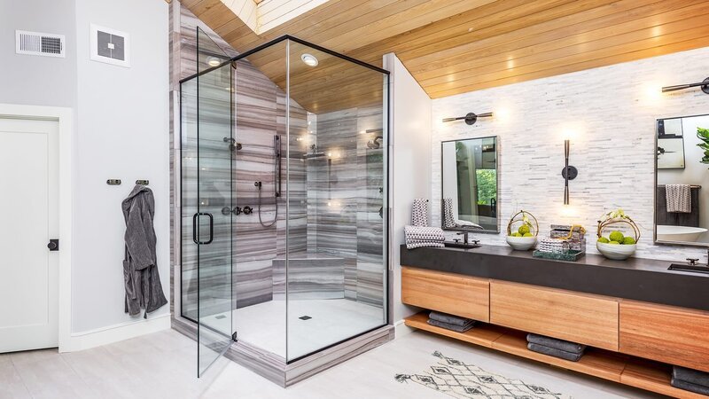 The adjoining bathroom becomes a stylish wellness oasis thanks to the panorama window. – Bild: HGTV